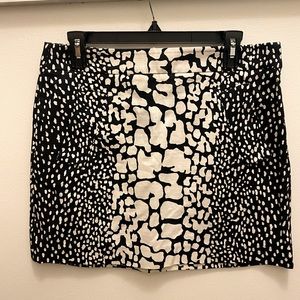 J CREW Black and white pattern skirt- above the knee-size 6
